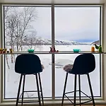 By Langfjorden With Sauna And Midnight Sun בית נופש
